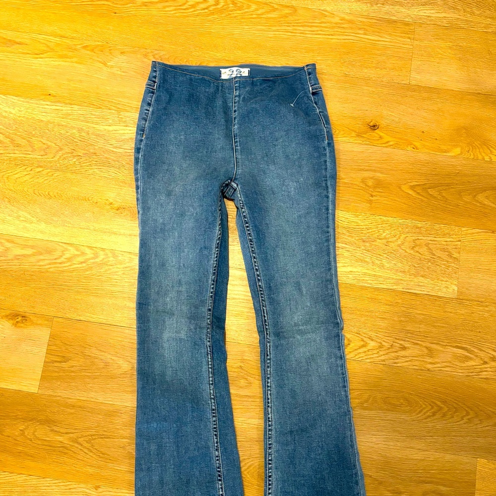 Free People wide leg jeans lightweight denim.  Brand new never worn. Size 28